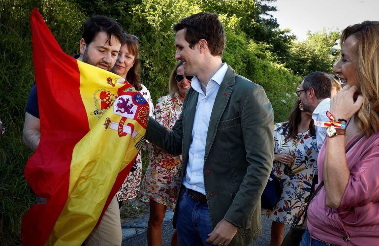 El candidato a la presidencia del PP Pablo Casado (c), a su llegada esta tarde al acto político que ha tenido lugar hoy junto al cuartel de la Guardia Civil de Alsasua (Navarra). 