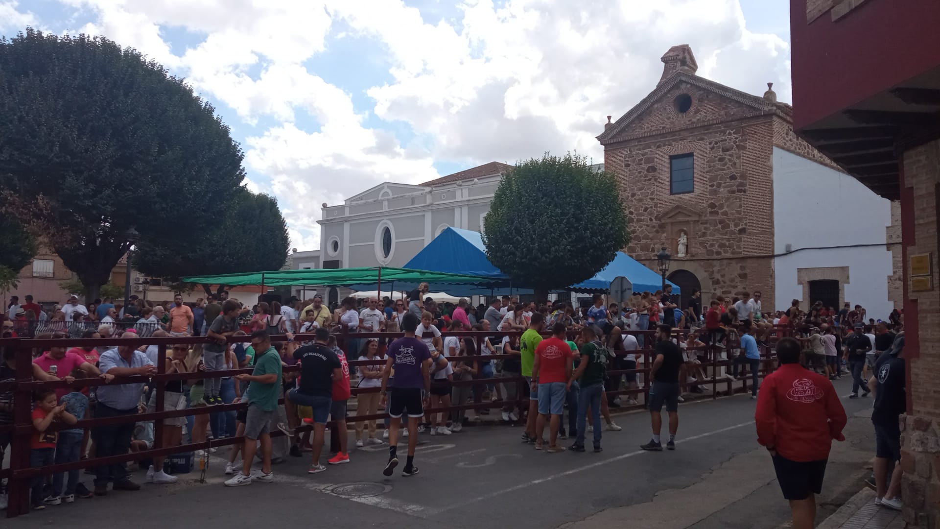 Corredores y vecinos congregados en la Plaza del Carmen