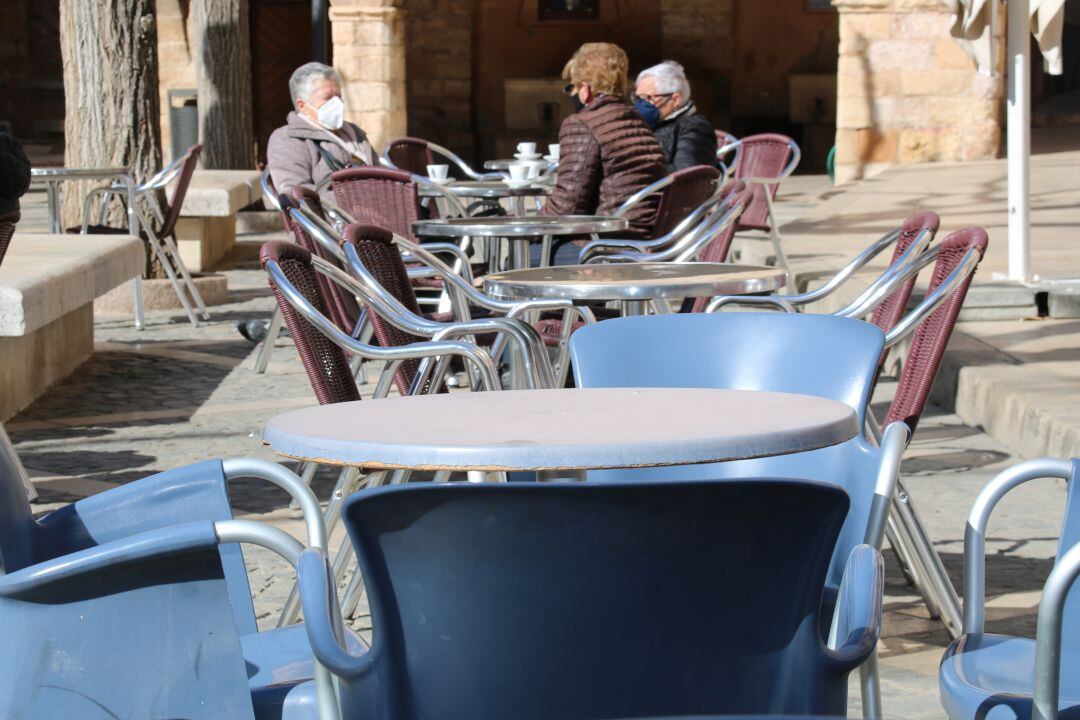 Un grup de dones a la terrassa d'un bar