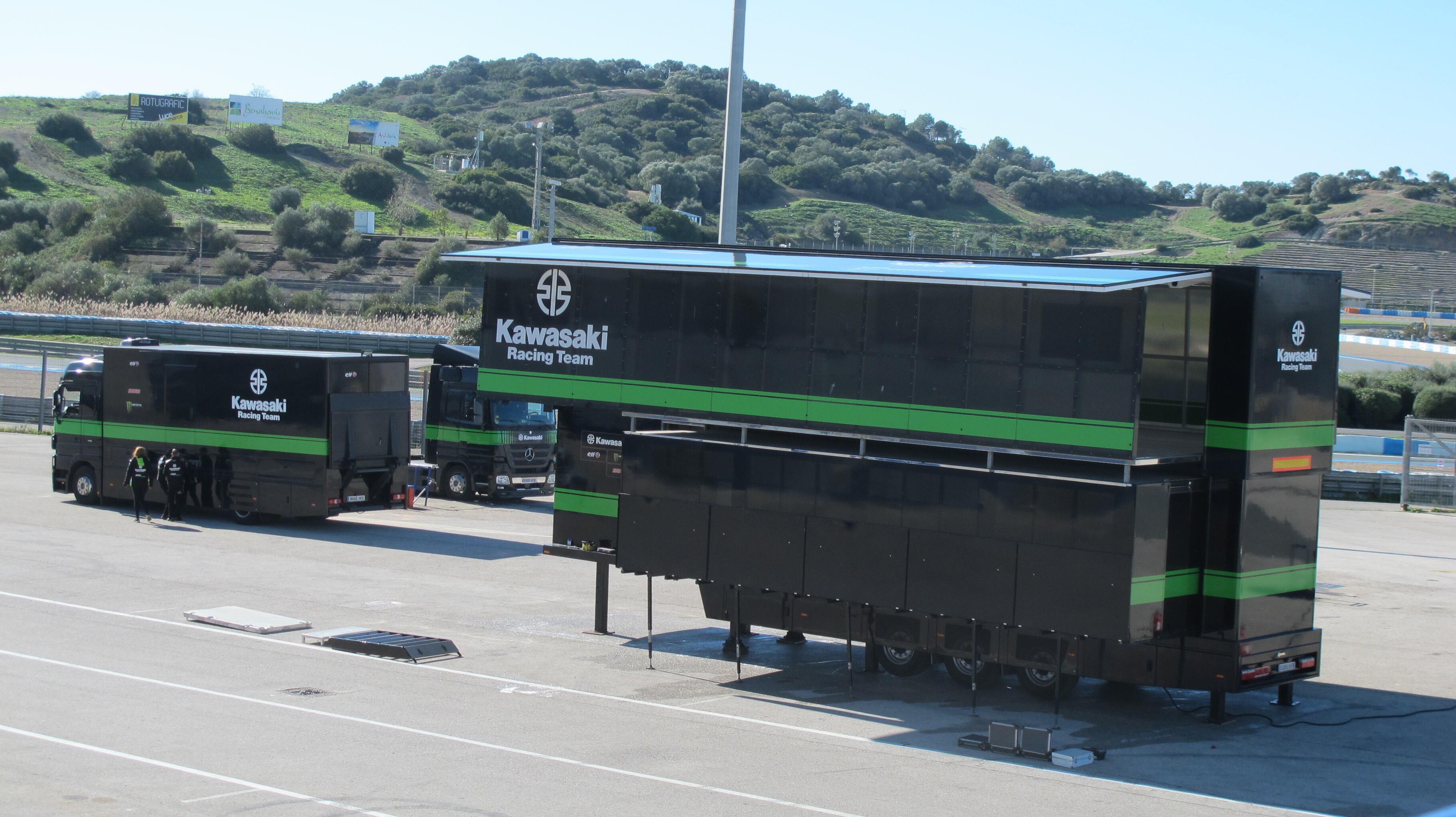 El equipo Kawasaki Racing ya en el paddock del Circuito de Jerez.