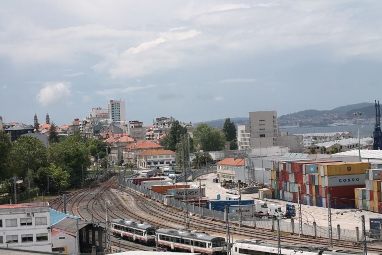 Terminal de Guixar, en el Puerto de Vigo con las vías del ferrocarril que actualmente recorren el suelo portuario.