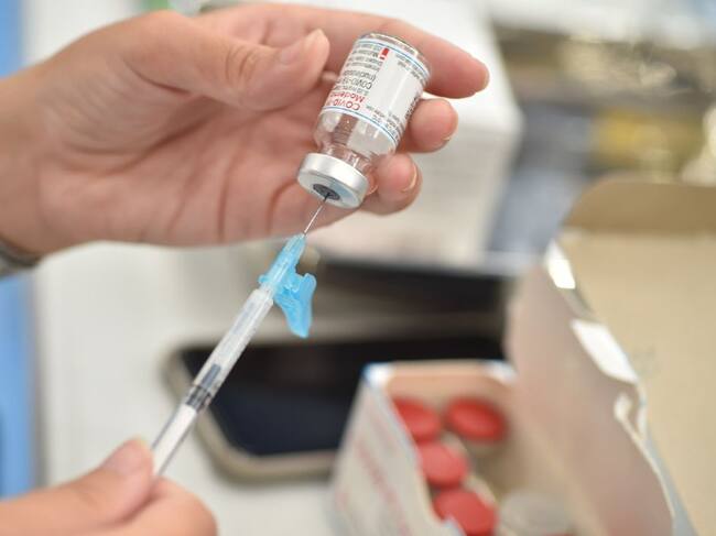 Preparación dosis vacuna Moderna contra el Covid-19