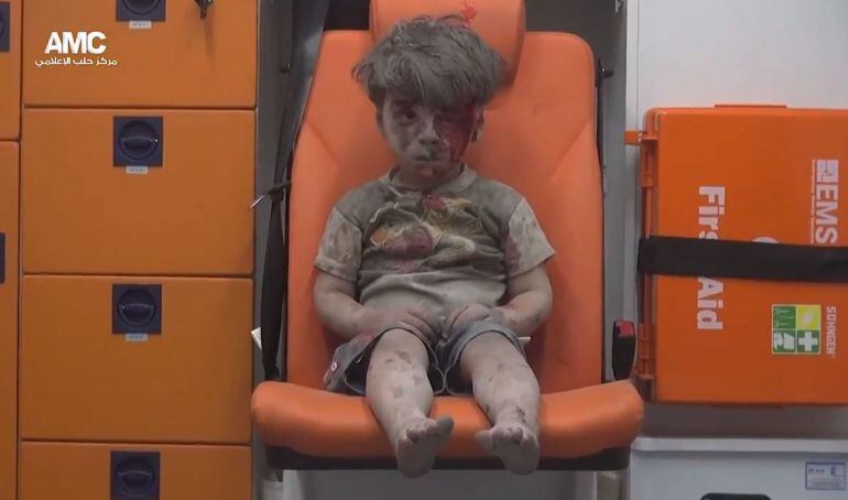 La foto del niño Omran ha puesto de nuevo rostro al drama que sufren los civiles a causa del devastador conflicto en Siria. Imagen facilitada por el grupo activista Centro de Información de Alepo. 