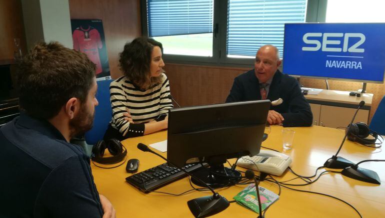 Javier Taberna, presidente de la Cámara Navarra, junto a la periodista Mamen García y Javier Lorente, jefe de contenidos de la Cadena SER en Navarra