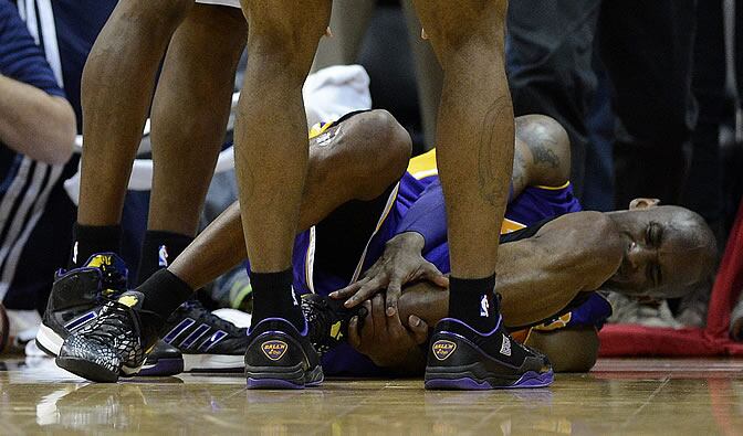 Kobe se duele de su tobillo izquierdo