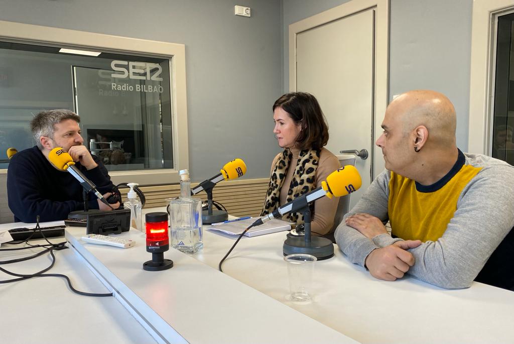 Aimar Bretos con dos víctimas del amianto en los estudios de Radio Bilbao.