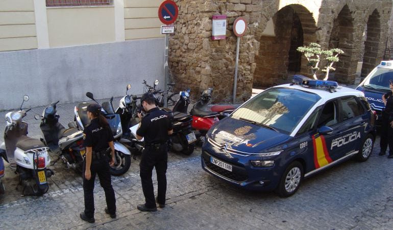 Imagen de archivo de dos agentes de la Policía Nacional.