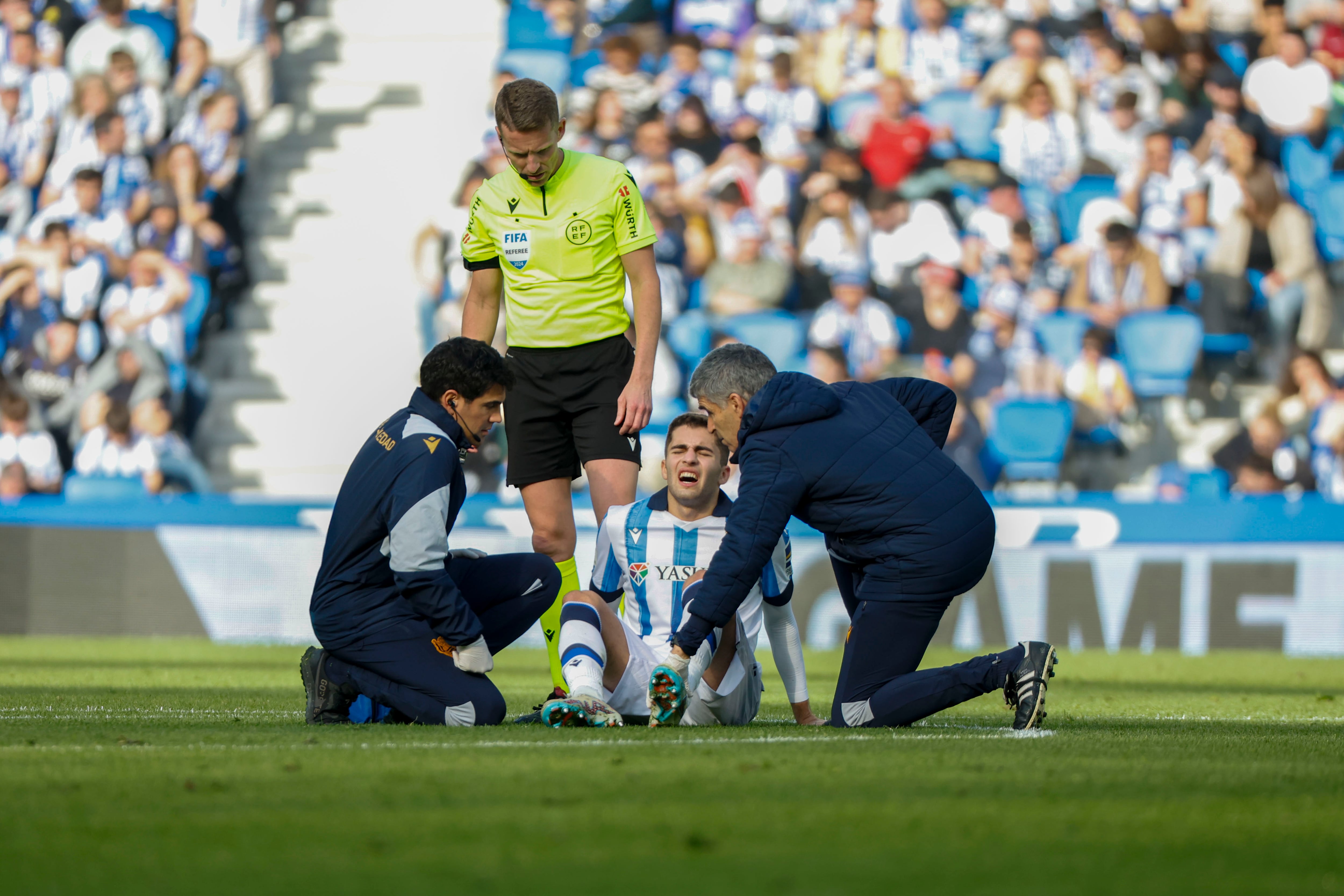 SAN SEBASTIÁN, 27/01/2024.-El centrocampista ruso de la Real Sociedad Arsen Zakharyan (c) se duele en el suelo durante el partido de la jornada 22 de LaLiga EA Sports entre la Real Sociedad y el Rayo Vallecano, este sábado en el estadio Reale Arena en San Sebastián.-EFE/ Javier Etxezarreta
