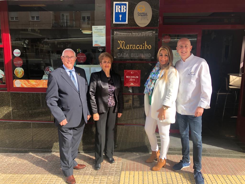 Oscar Hernando y su familia en la puerta de Casa Silvano Maracaibo