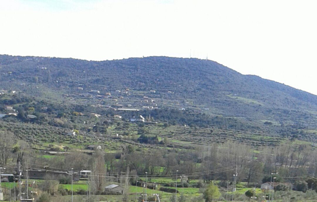 Vista de la Sierra de Santa Bárbara con algunas de las construcciones que pretenden ser regularizadas