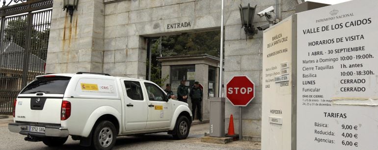 Los técnicos del CSIC entran en el recinto del Valle de los Caídos