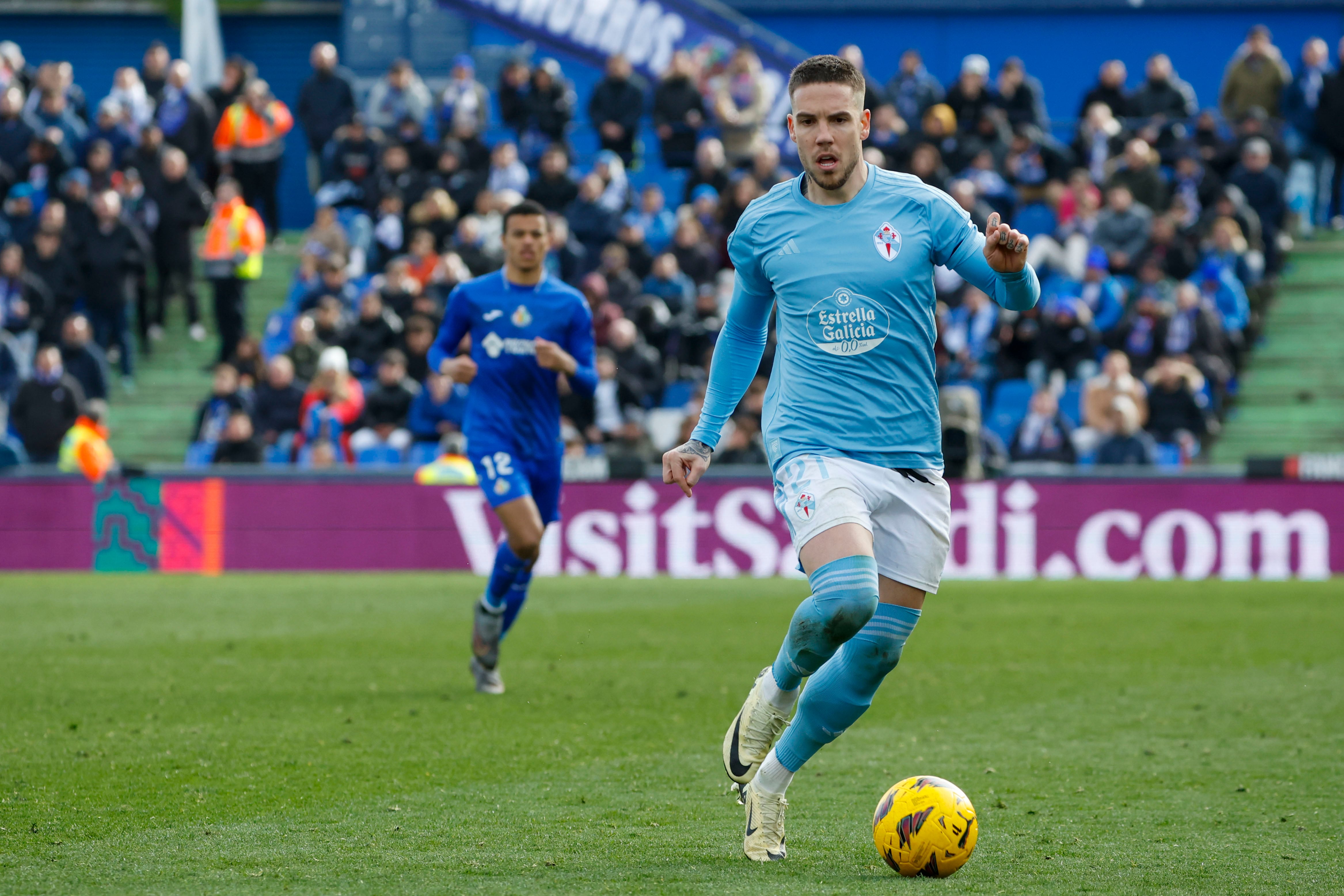 GETAFE (MADRID), 11/02/2024.- El centrocampista del Celta, Mihailo Ristic con el balón durante el partido correspondiente a la jornada 24 de Liga EA Sports que disputan el Getafe y el Celta de Vigo este domingo en el estadio Coliseum, en Getafe. EFE/Zipi
