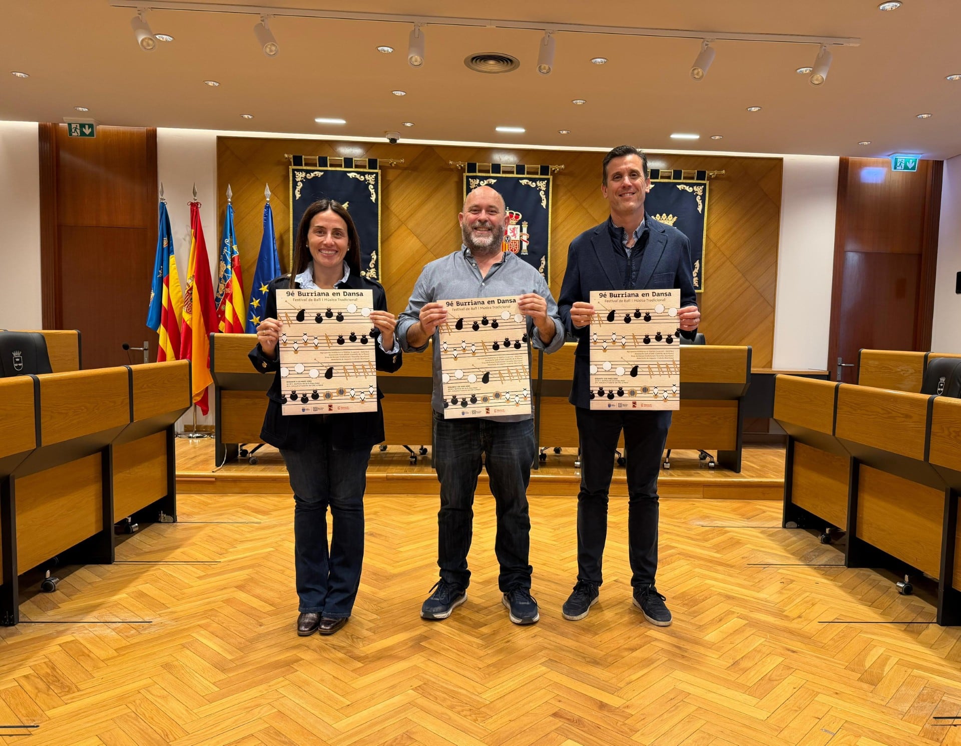 Paloma Boix y Alejandro Clausell posando con el cartel de la edición