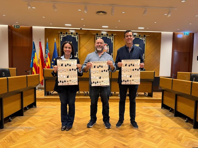 Paloma Boix y Alejandro Clausell posando con el cartel de la edición