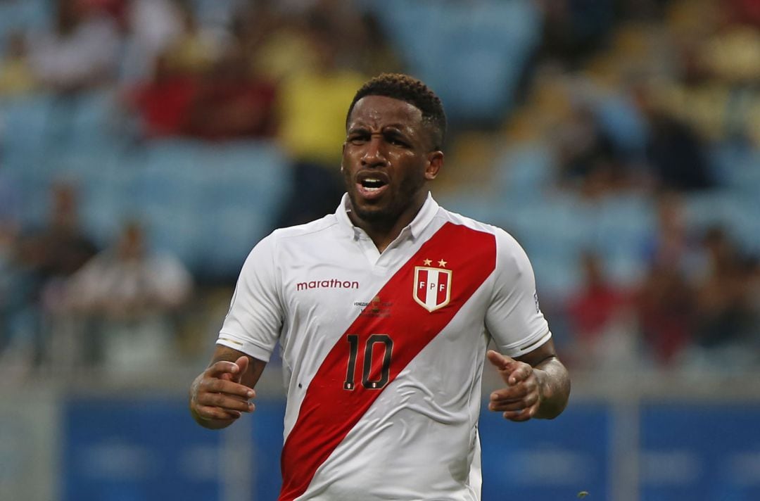 Jefferson Farfán, en un encuentro con la selección peruana