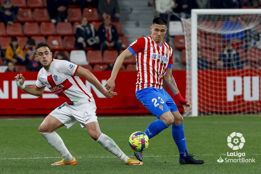 Uros Djurdjevic (Sporting) y Rubén Pulido (Huesca) durante el partido disputado en El Molinón.