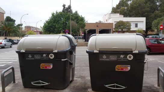 Dos contenedores de basura en València en una imagen de archivo.