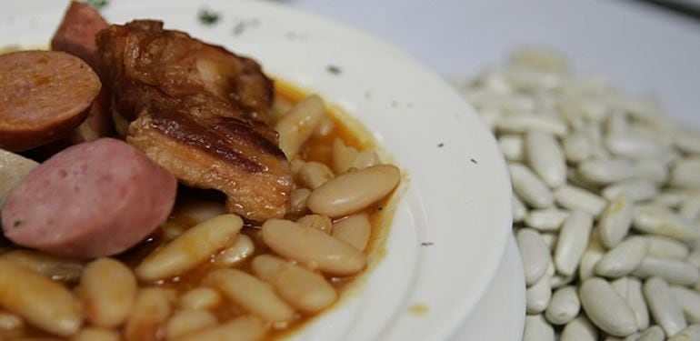 Un plato de fabada asturiana, objeto de polémica en el Principado.