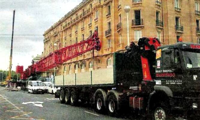 Camión grúa en el Paseo República Argentina