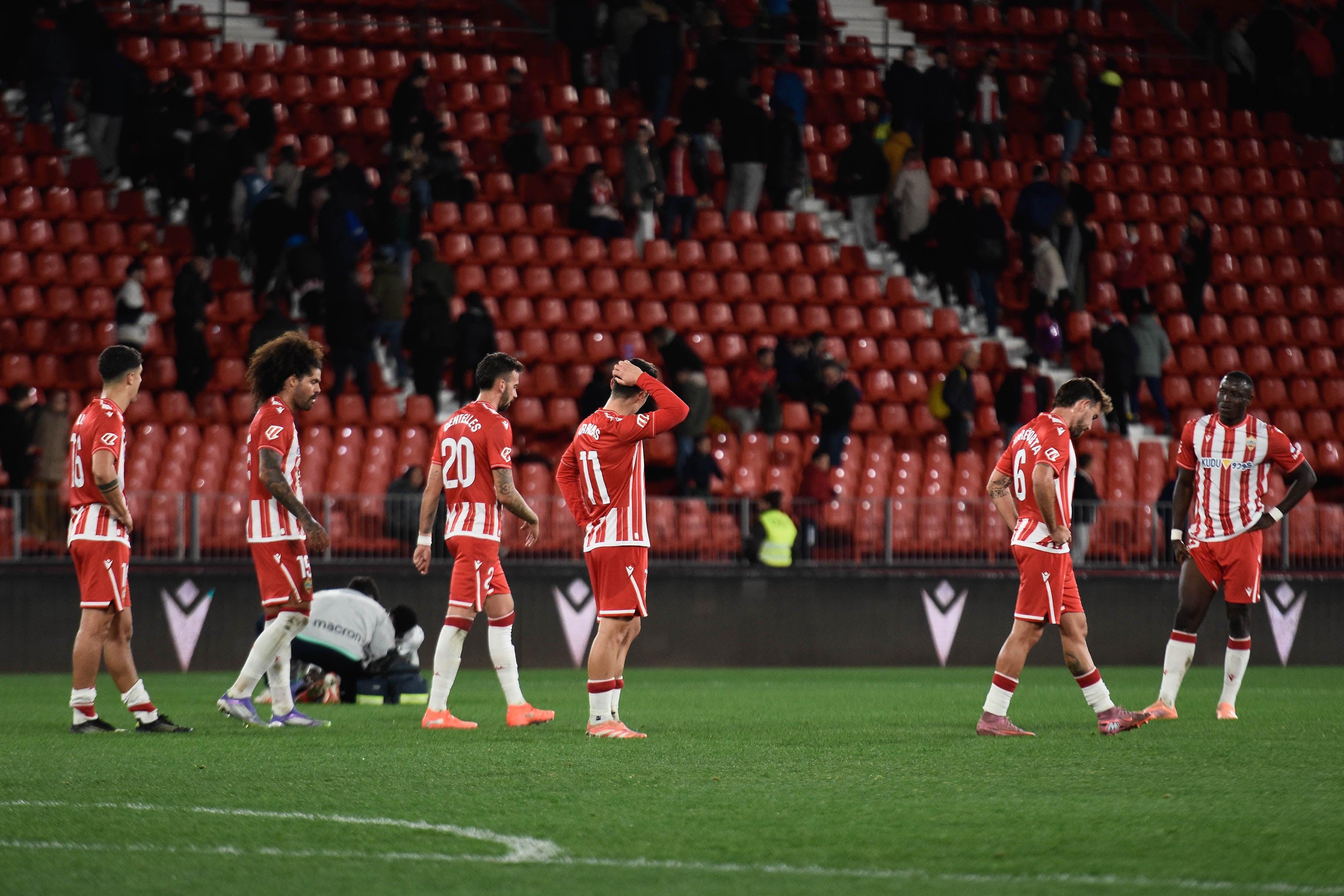 Los futbolistas del Almería, tocados en el Estadio de los Juegos Mediterráneos después de perder ante el Burgos.