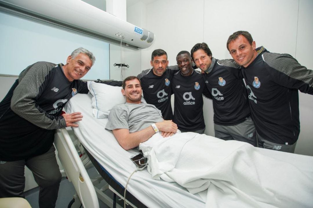 Casillas, con sus compañeros del Oporto en el hospital