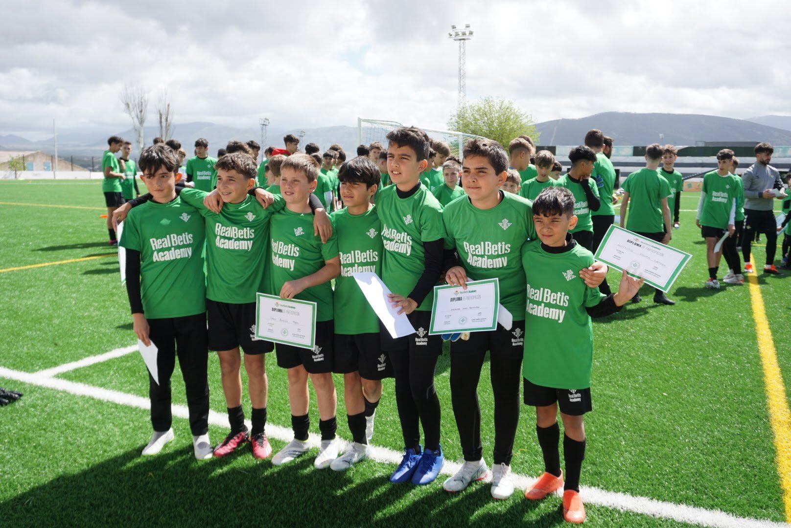 Menores participantes en el Campus de fútbol base del Real Betis en Jaén.
