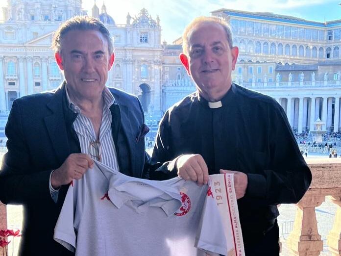 Monseñor del Río recibe un agasajo de parte de Felipe Llamazares en El Vaticano