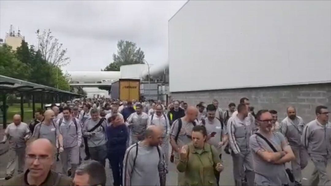 Trabajadores durante el paro de dos horas del turno de mañana