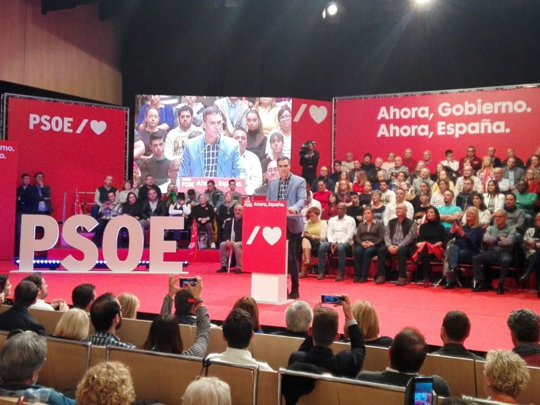 Pedro Sánchez durante el acto político en el Ramos Carrión