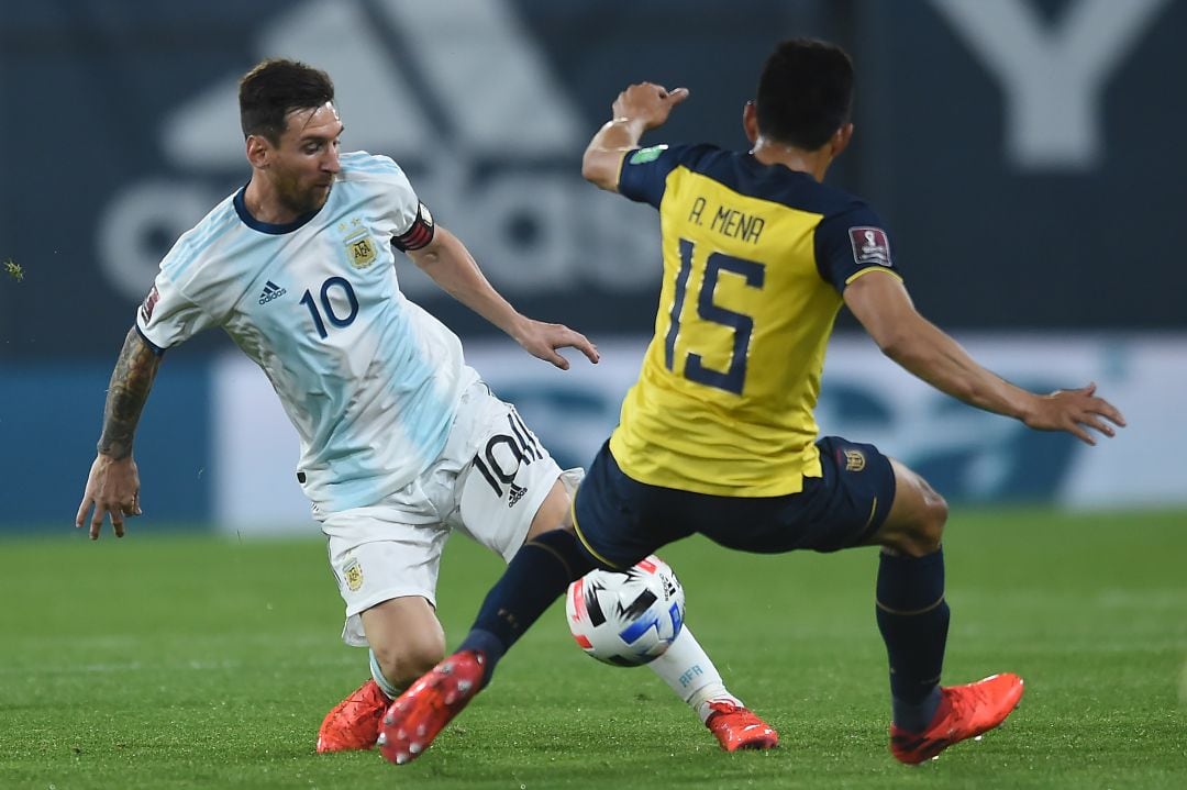 Messi y A. Meana durante un partido de selecciones entre Argentina y Ecuador.