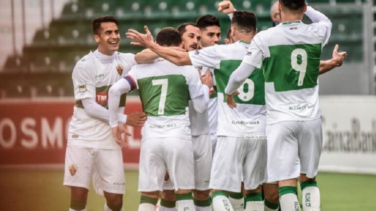 Los jugadores del Elche celebran el gol de la victoria anotado por Benja