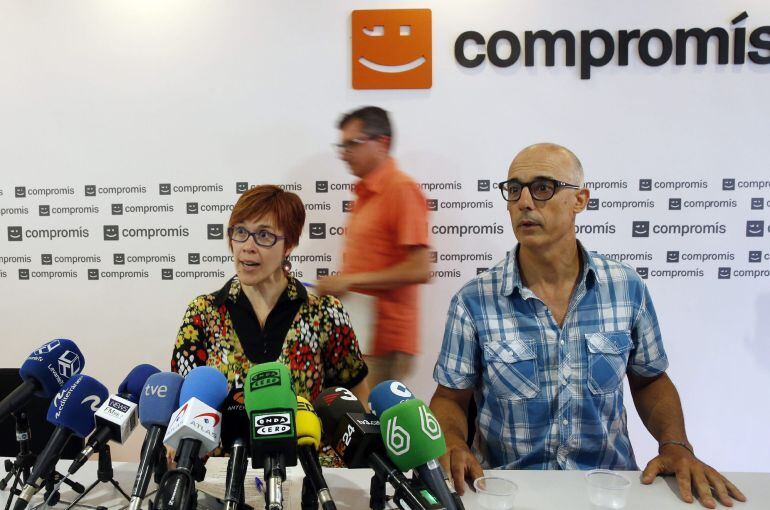 Los miembros de la comisión negociadora de Compromís, Águeda Micó (i), Julià Álvaro (d), y Miquel Real, durante la rueda de prensa ofrecida esta mañana en la sede del partido