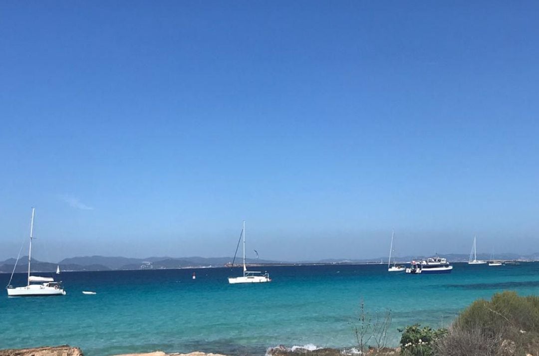 Imagen de barcos fondeados en aguas de Formentera