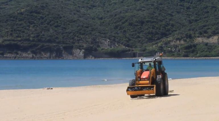 Máquina trabajando en Playa Getares Algeciras