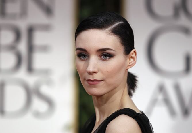 La actriz Rooney Mara, en la alfombra roja de los Globos de Oro 2012