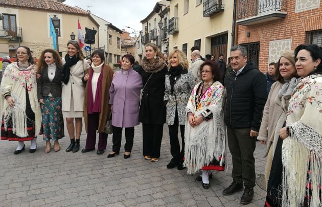 Todos los galardonados en la fiesta de San Águeda posan junto a varias aguederas y las autoridades al comienzo de la celebración de los actos centrales en Zamarramala