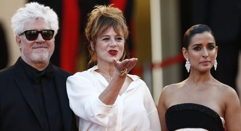 Pedro Almodóvar junto a las actrices Emma Suárez (c) e Inma Cuesta.