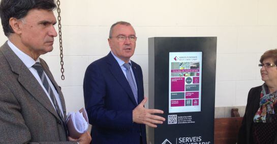 L'alcalde Carles Pellicer al costat del nou panell informatiu digital.