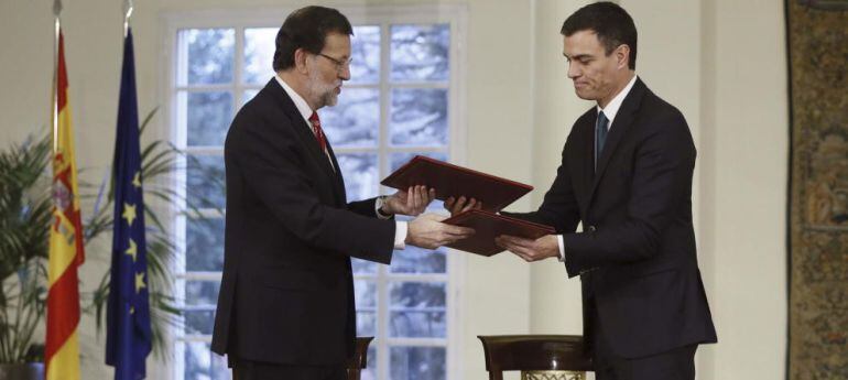 Mariano Rajoy y Pedro Sánchez suscriben su primer pacto de Estado, el pacto antiterrorismo.