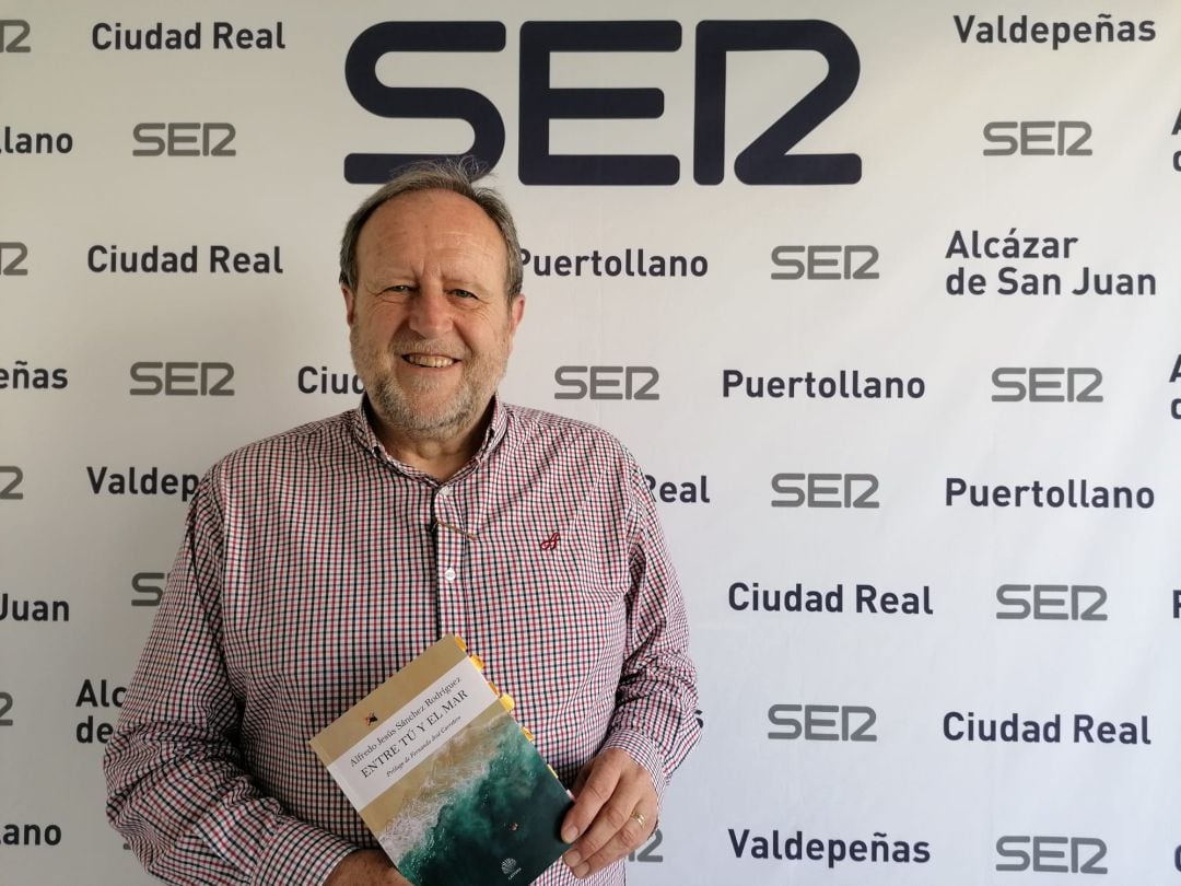 Alfredo Sánchez visita los estudios de SER Ciudad Real para presentar su última obra