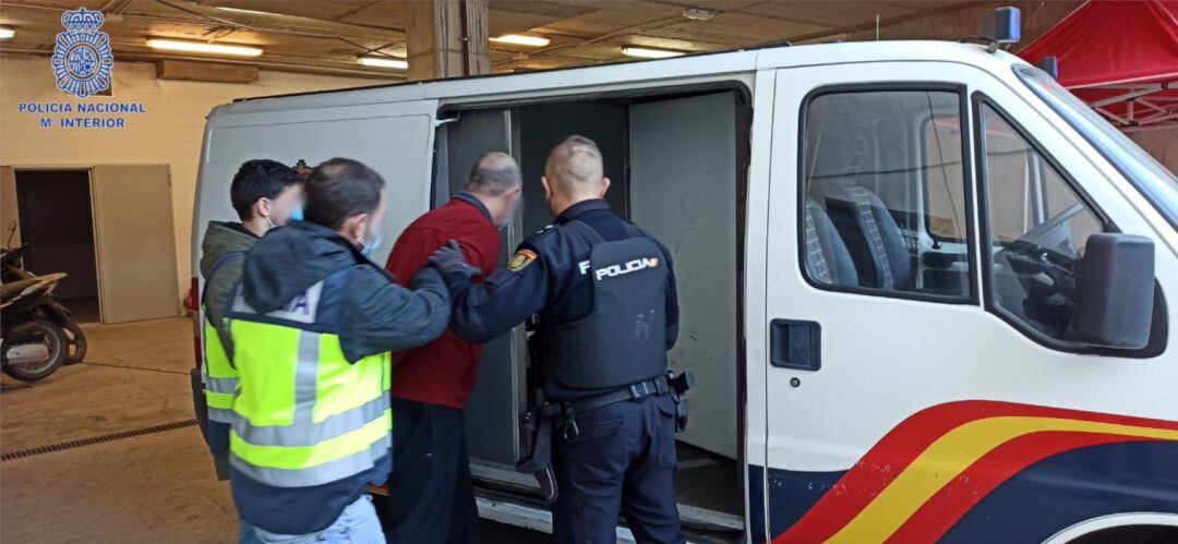 El detenido copn los agentes de la Policía