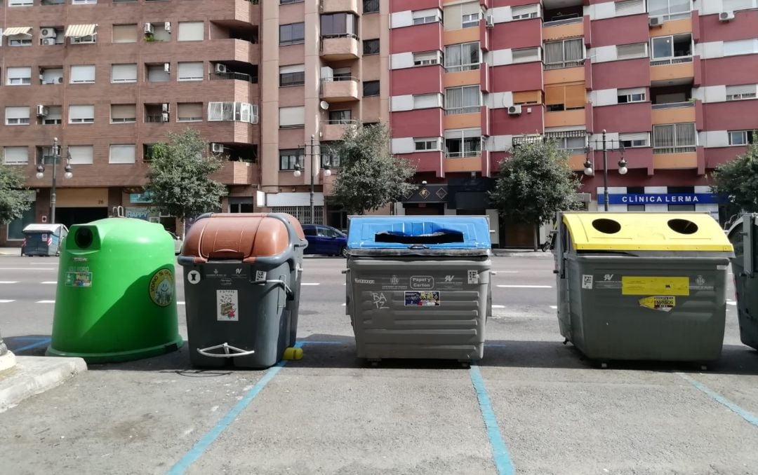 Imagen de varios contenedores de recogida selectiva de residuos en la ciudad. 