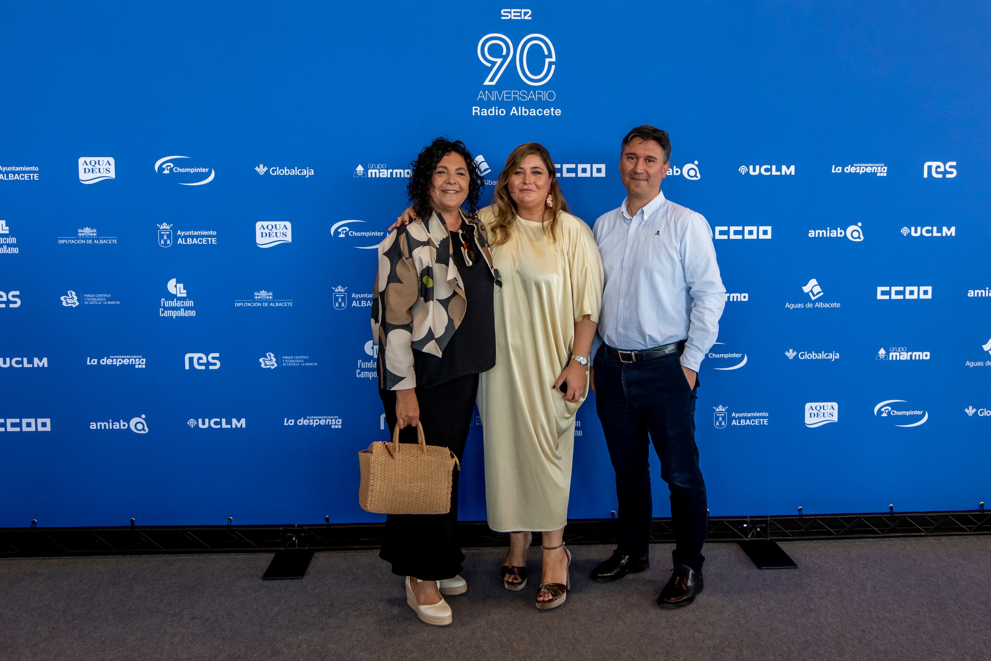 La gerente HLA, Clínica del Rosario, María José Moreno, junto con su acompañante, Francisco Andrés Pérez, y la asesora comercial de Radio Albacete, Paula Molina.