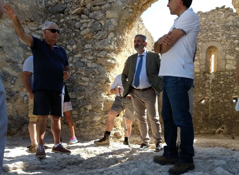 El nuevo subdelegado del Gobierno en la provincia de Burgos, Pedro Luis de la Fuente, en el centro, escucha con atención las explicaciones de los hallazgos en el yacimiento de San Nicolás de La Sequera de Haza