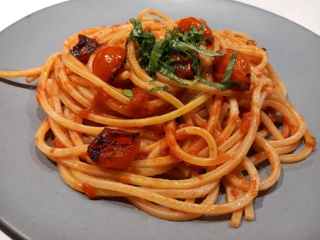 Pasta con pomodoro y tomatitos cherry