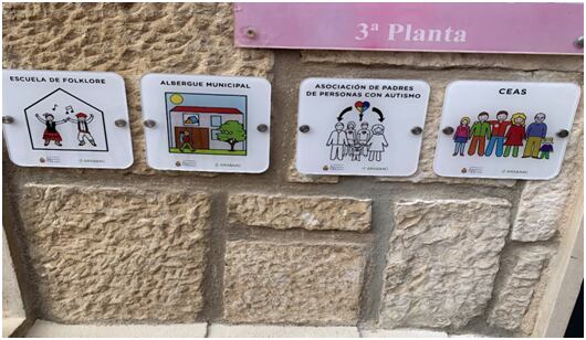 El edificio de Las Francesas detalla sus diferentes dependencias con los nuevos rótulos