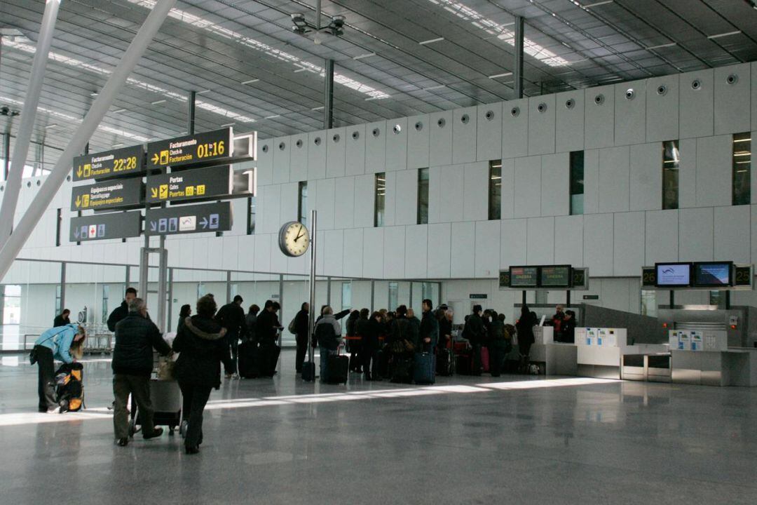 Cola de pasajeros en el mostrador de facturación en el aeropuerto de Lavacolla