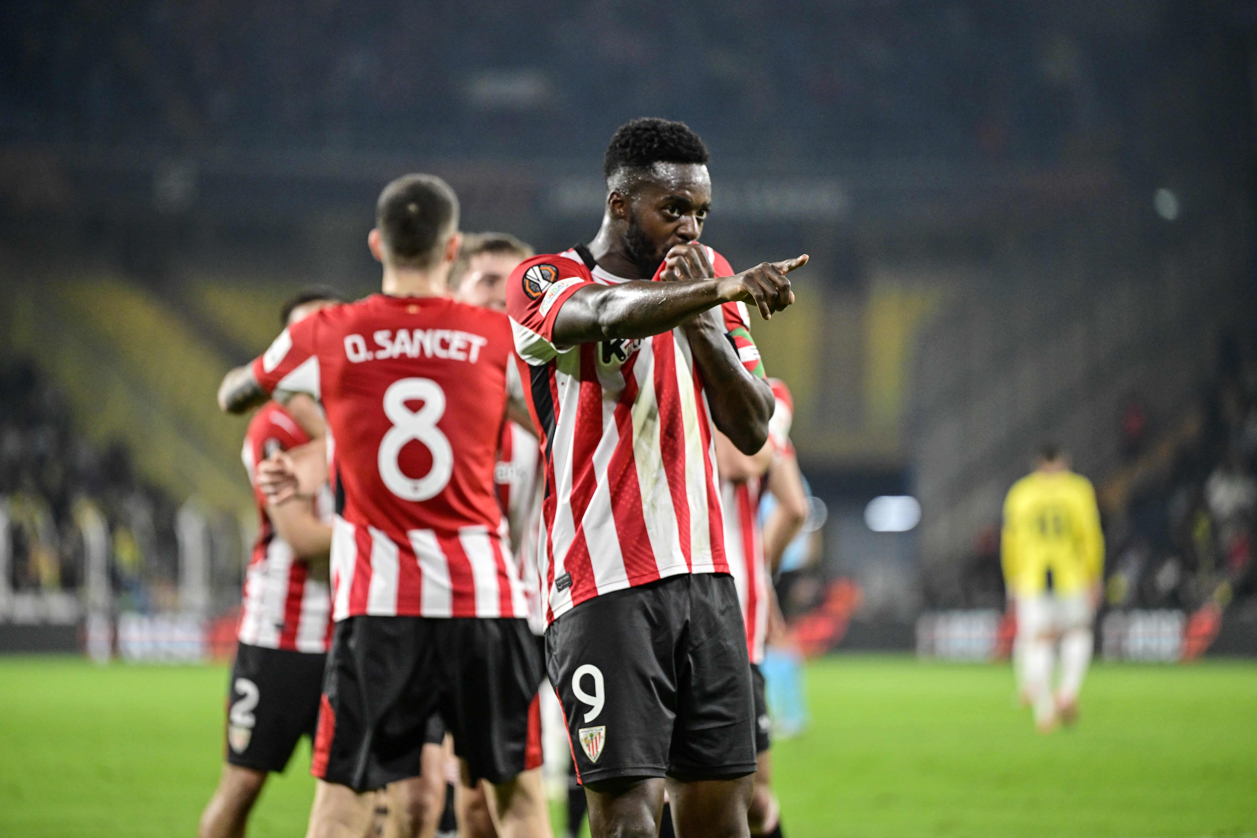 Inaki Williams celebra uno de sus dos goles en el Sukru Saracoglu. (Ali Atmaca/Anadolu via Getty Images)