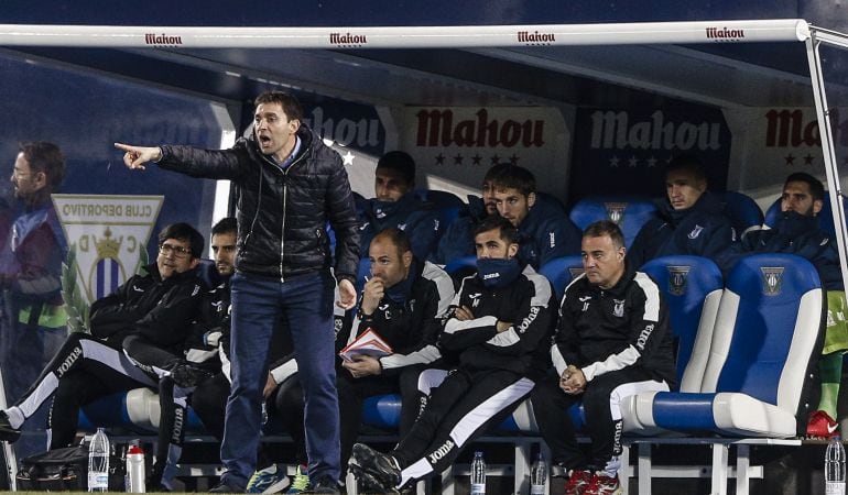 Garitano da instrucciones a sus jugadores durante un partido en Butarque.