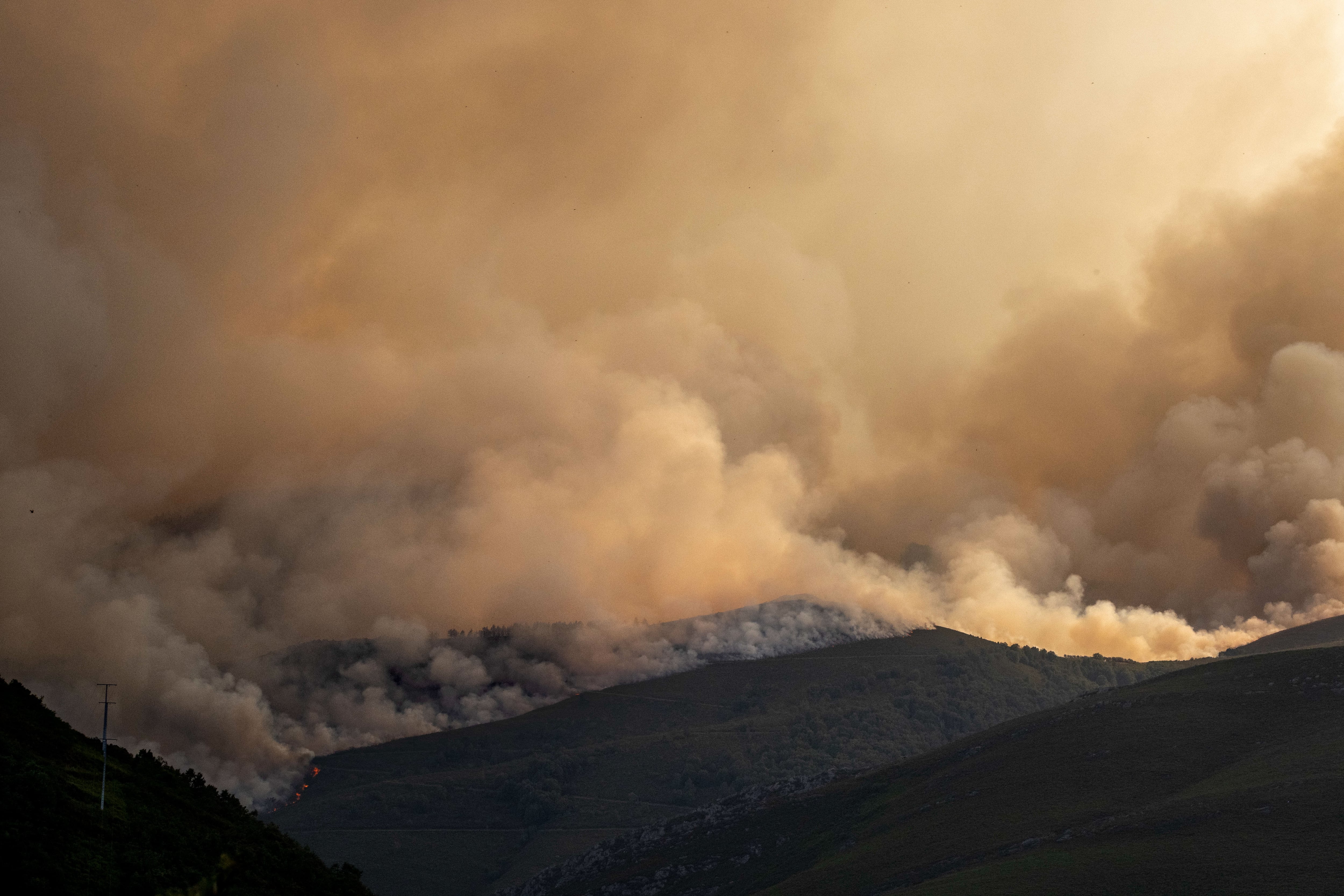 Vista de una gran columna de humo durante un incendio en Chandrexa de Queixa (Ourense)